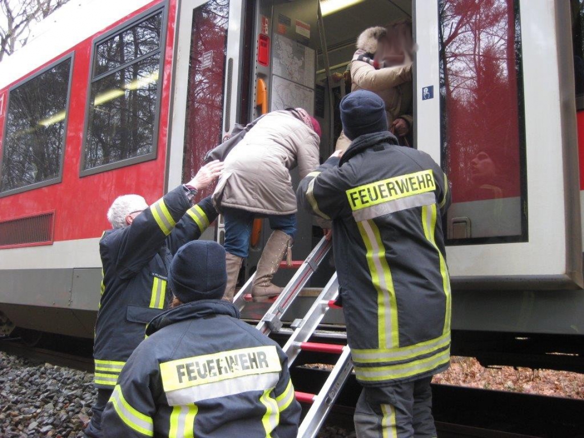 Die Feuerwehr evakuierte den Zug (Bild: Bundespolizeiinspektion Kiel)