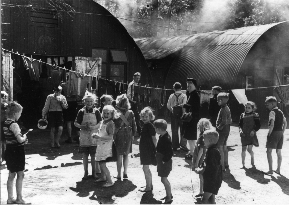 Flüchtlinge im Lager Pöppendorf 1947 (c) vintage germany, Foto von Theodor Scheerer