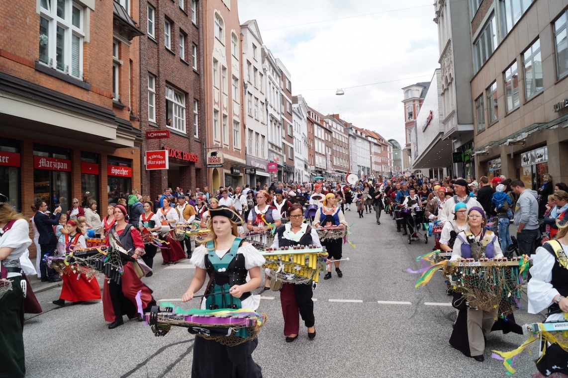 Lübecks Freubeutermukke beim Volksfestumzug