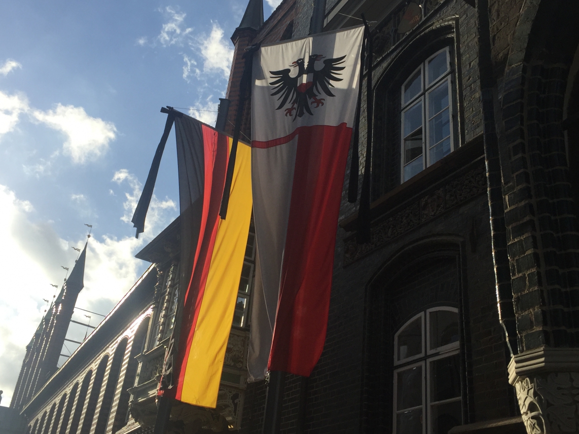 Flaggen mit Trauerflor am Rathaus Lübeck