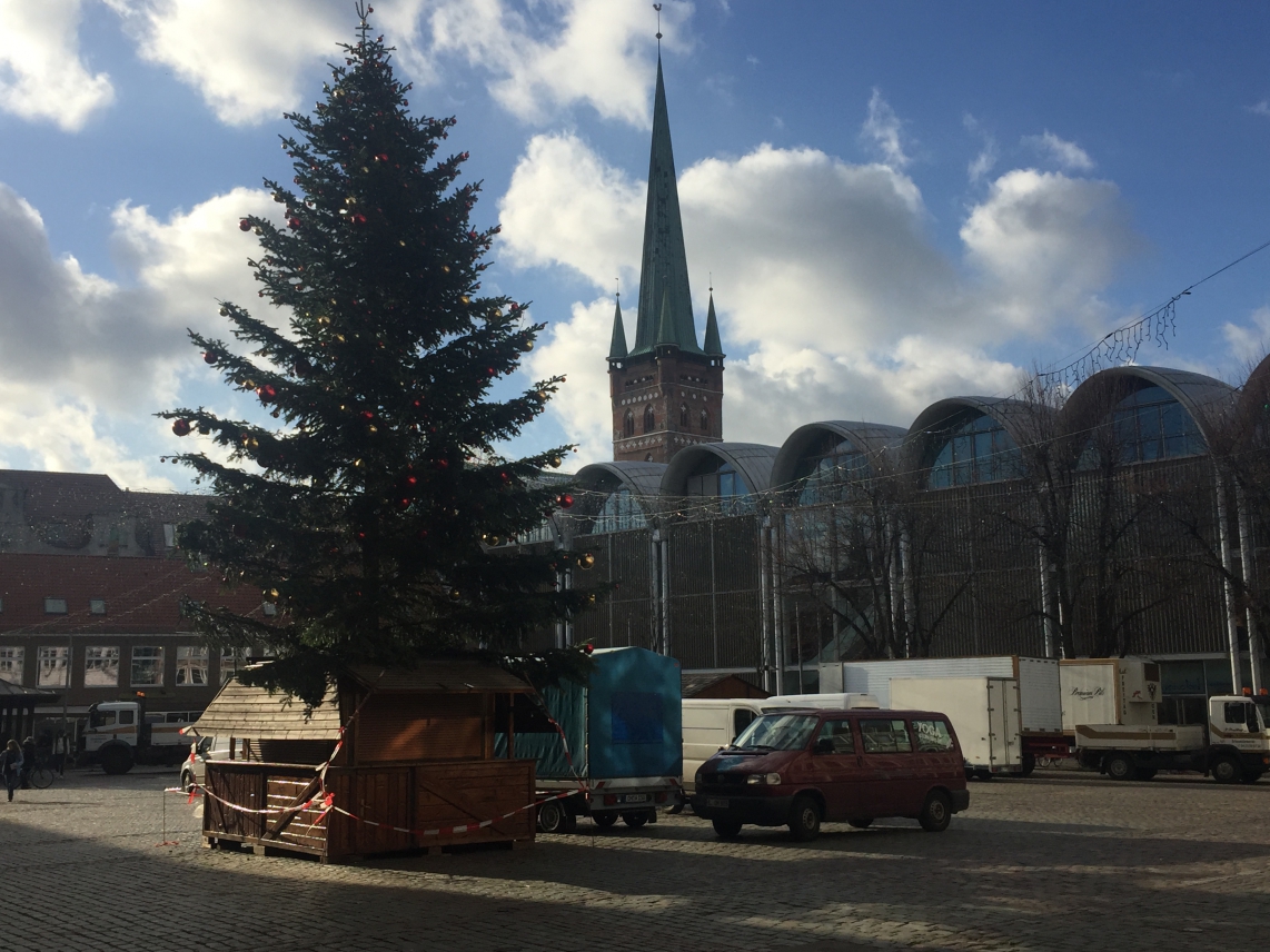 Vorbereitungen auf dem Kohlmarkt für den diesjährigen Lübecker Weihnachtsmarkt